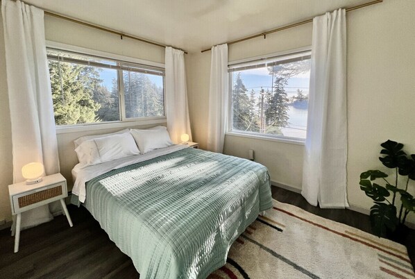 3 bedrooms, desk, iron/ironing board, free WiFi