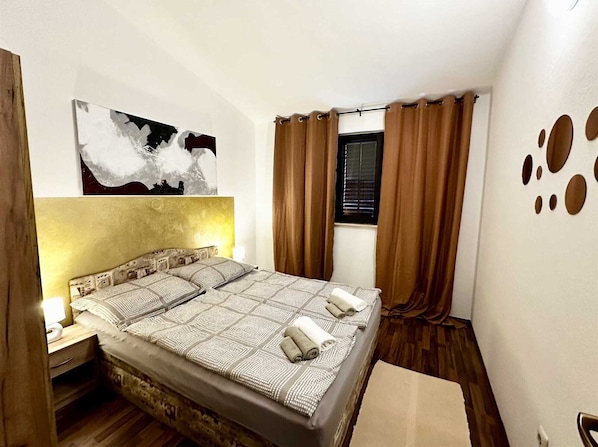 2 bedrooms, travel cot, free WiFi, bed sheets