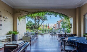Outdoor dining - Coberturas sofisticadas no IL Campanario Resort ILCTOPM (Florianópolis)