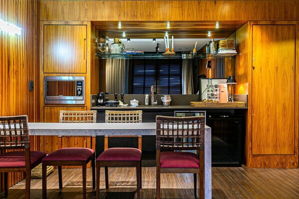 Basic Apartment | Dining