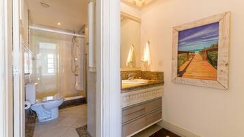 Basic-Apartment | Badezimmer | Dusche, Handtücher, Seife, Toilettenpapier