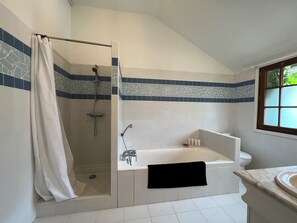 Regadera, secadora de cabello, toallas, jabón 
