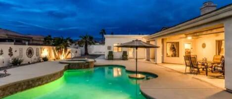 حمّام سباحة مُدفَّأ