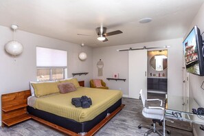 4 bedrooms, desk, iron/ironing board, travel cot - Pool | Spa | Fire Pit | Pets | Ensuite Bathrooms (Lake Havasu City)