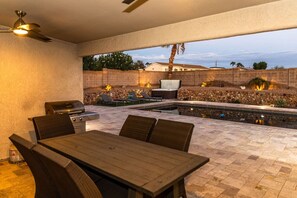 Outdoor dining - Pool | Spa | Fire Pit | Pets | Ensuite Bathrooms (Lake Havasu City)