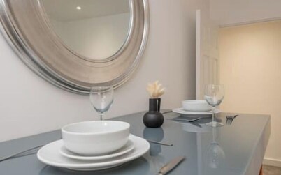 Thornhill House by Guestz