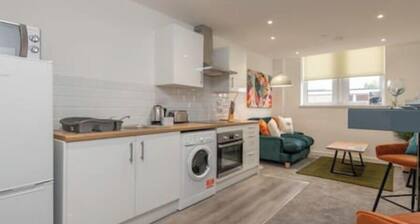 Thornhill House by Guestz