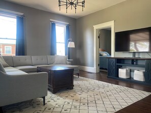 Smart TV, table football - 
Historic beauty with partial lake views, walking distance to Burnside Marina!  (Burnside)