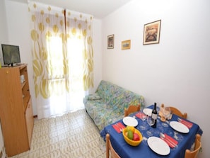 Apartment, 1 Bedroom, Balcony | Dining room