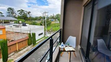 Suite estudio ejecutiva, balcón, vista a la ciudad | Vista del balcón