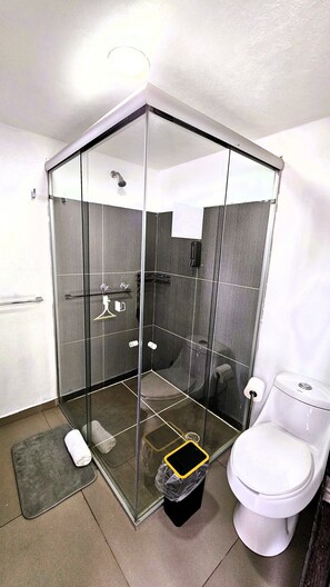 Studio Suite Eksekutif, balkon, pemandangan kota | Kamar mandi | Shower, pengering rambut,  dan handuk