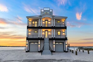 Exterior - NEW LUXURY HOUSE, BEACH & POOL, 2 MAIN KING SUITES, SLEEPS 14, WEDDING VENUE DESTINATION (Navarre)