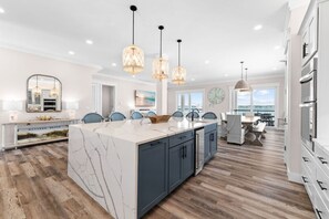 Frigorífic, microones, forn i placa de cuina 