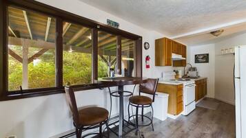 Coffee/tea maker, fridge, microwave, oven
