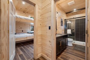 Serviettes fournies, papier toilette