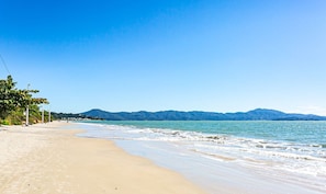På stranden