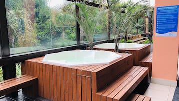 基础公寓 | 室外 SPA 浴缸