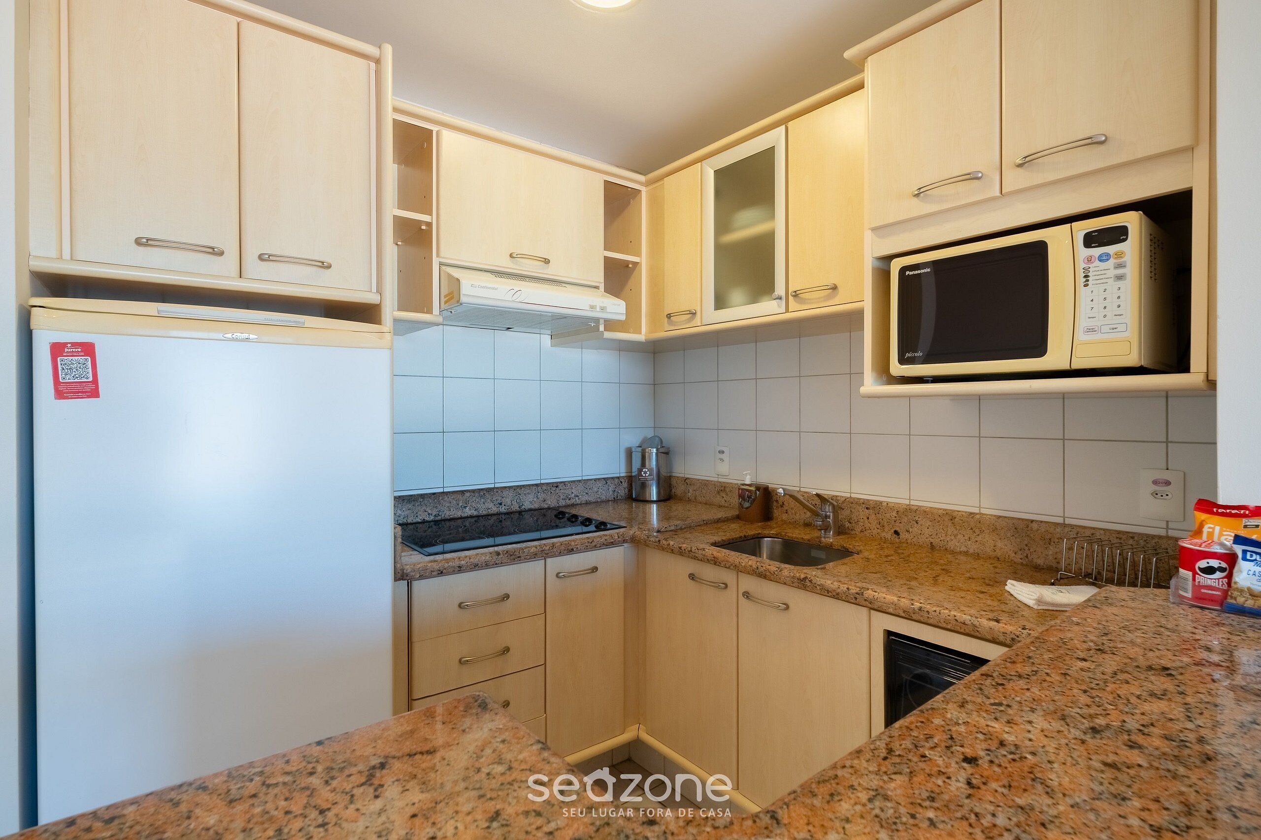 Basic Apartment | Private kitchen | Fridge, microwave, cookware/dishes/utensils