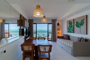 Basic Suite | Living area