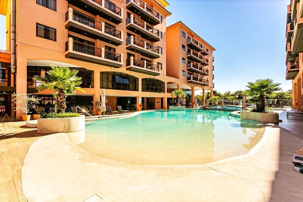 Una piscina al aire libre