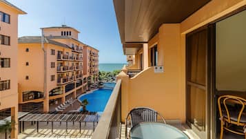 Basic Apartment | Tempat makan luar