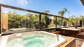 Basic Apartment | Outdoor spa tub