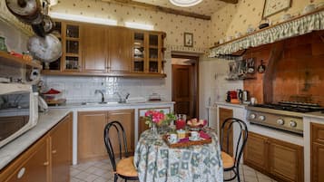 Frigorifero, piano cottura, lavastoviglie, macchina per tè/caffè