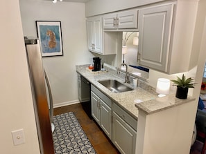 Réfrigérateur, four à micro-ondes, un four, surface de cuisson