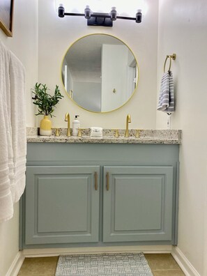 吹风机、毛巾、肥皂、洗发水