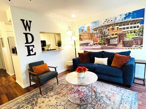 Smart TV, fireplace - JET'S HANGAR:  WALKABLE, PET-FRIENDLY, RENOVATED Game Day Townhome! (Auburn)