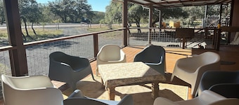 Concan Leakey area - 20 mins to Garner Park, Reagan Wells, Dry Frio River