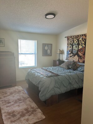 3 bedrooms, desk, iron/ironing board, WiFi - Concan Leakey area - 20 mins to Garner Park, Reagan Wells, Dry Frio River  (Uvalde)