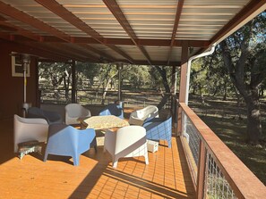 Outdoor dining - Concan Leakey area - 20 mins to Garner Park, Reagan Wells, Dry Frio River  (Uvalde)