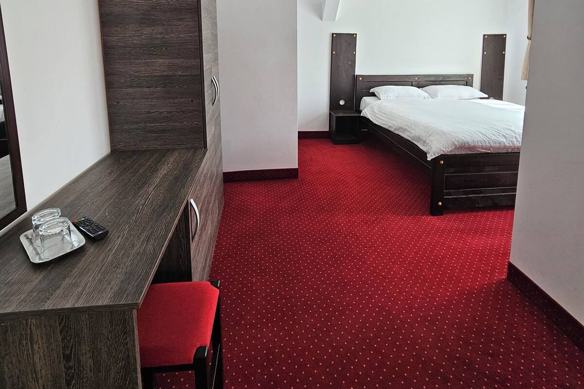 Suite estudio Confort, balcón, vistas a la montaña | Minibar, espacio para trabajar con un portátil, cortinas opacas