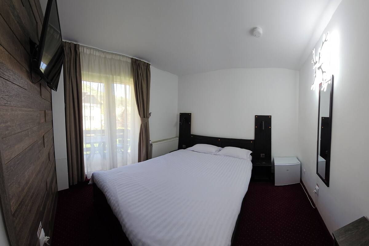 Suite Confort, balcón, vistas al río | Minibar, espacio para trabajar con un portátil, cortinas opacas