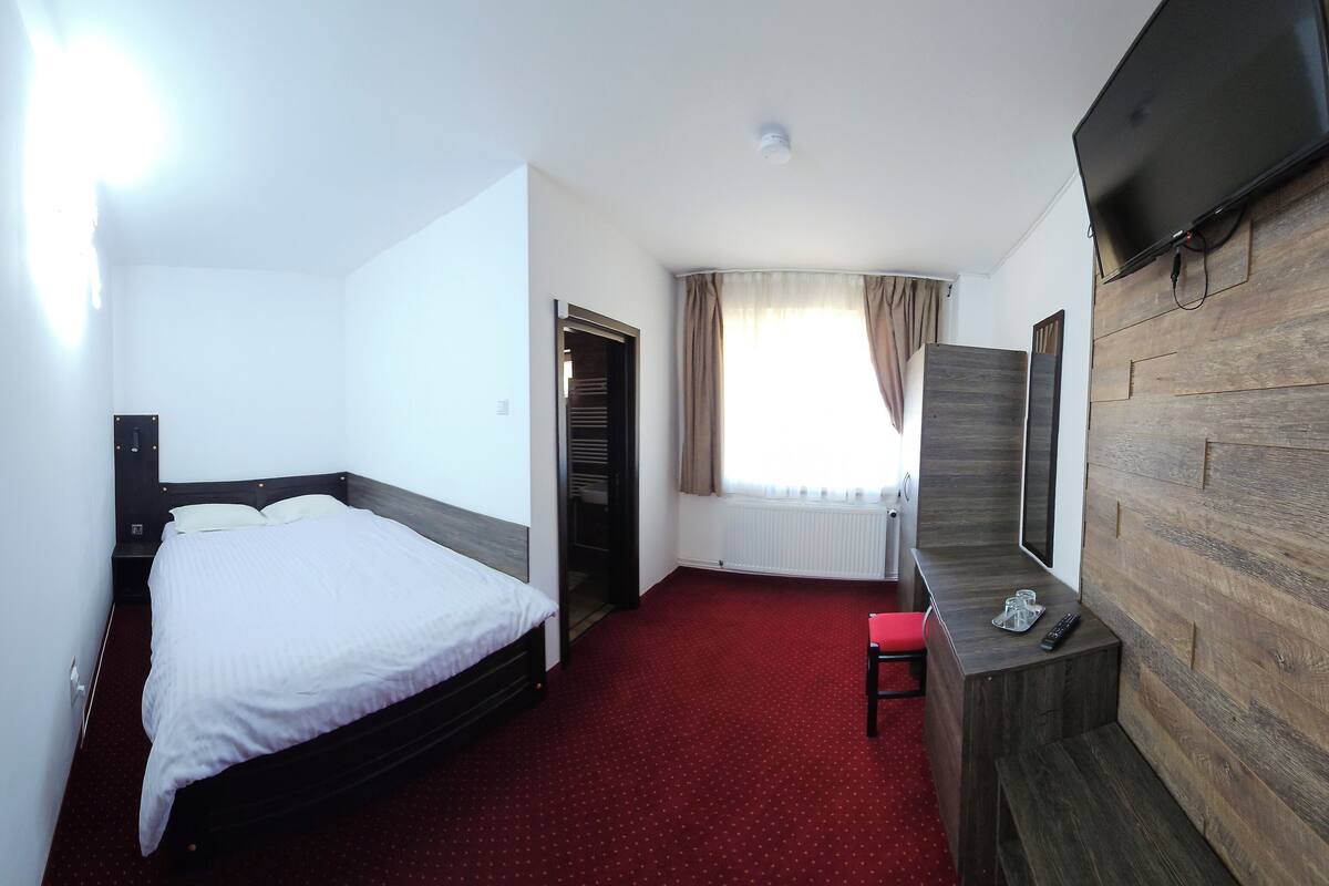 Habitación Confort doble, vistas a la montaña | Minibar, espacio para trabajar con un portátil, cortinas opacas