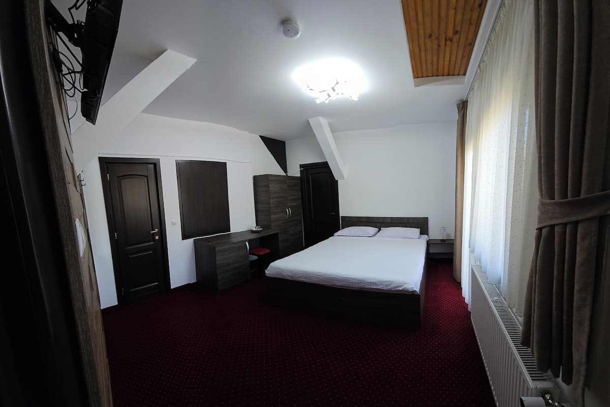 Apartamento Confort, balcón, vistas al río | Minibar, espacio para trabajar con un portátil, cortinas opacas