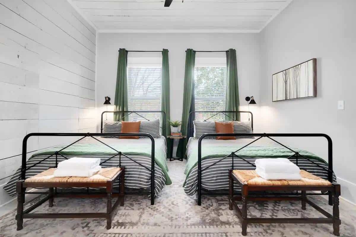 4 bedrooms, desk, iron/ironing board, WiFi