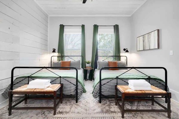 4 habitaciones, escritorio, tabla de planchar con plancha y wifi 