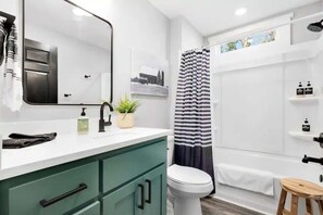 Secadora de cabello, toallas, jabón, shampoo 