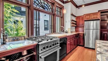 Geladeira, micro-ondas, fogão, cooktop