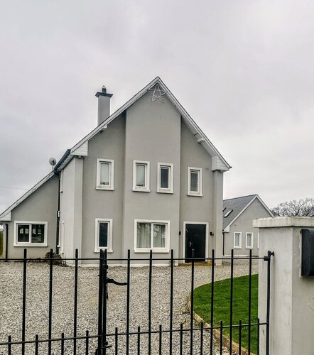 2 bedroom house near Athy, 45 minutes by train to Dublin