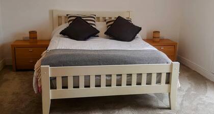 2 bedroom house near Athy, 45 minutes by train to Dublin