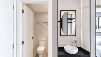 Apartment | Bathroom | Shower, hair dryer, towels, soap