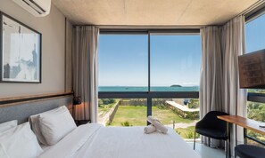 Tabla de planchar con plancha, wifi gratis y ropa de cama