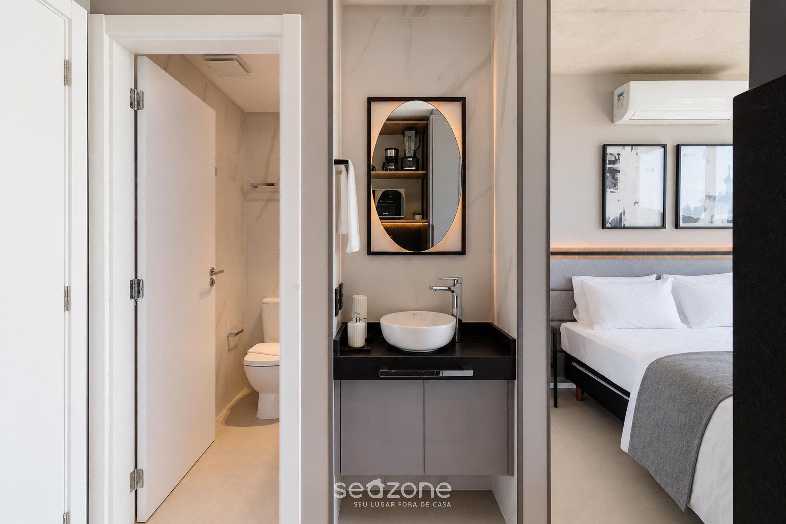 Un baño moderno con inodoro independiente, lavabo con recipiente y espejo arriba.
