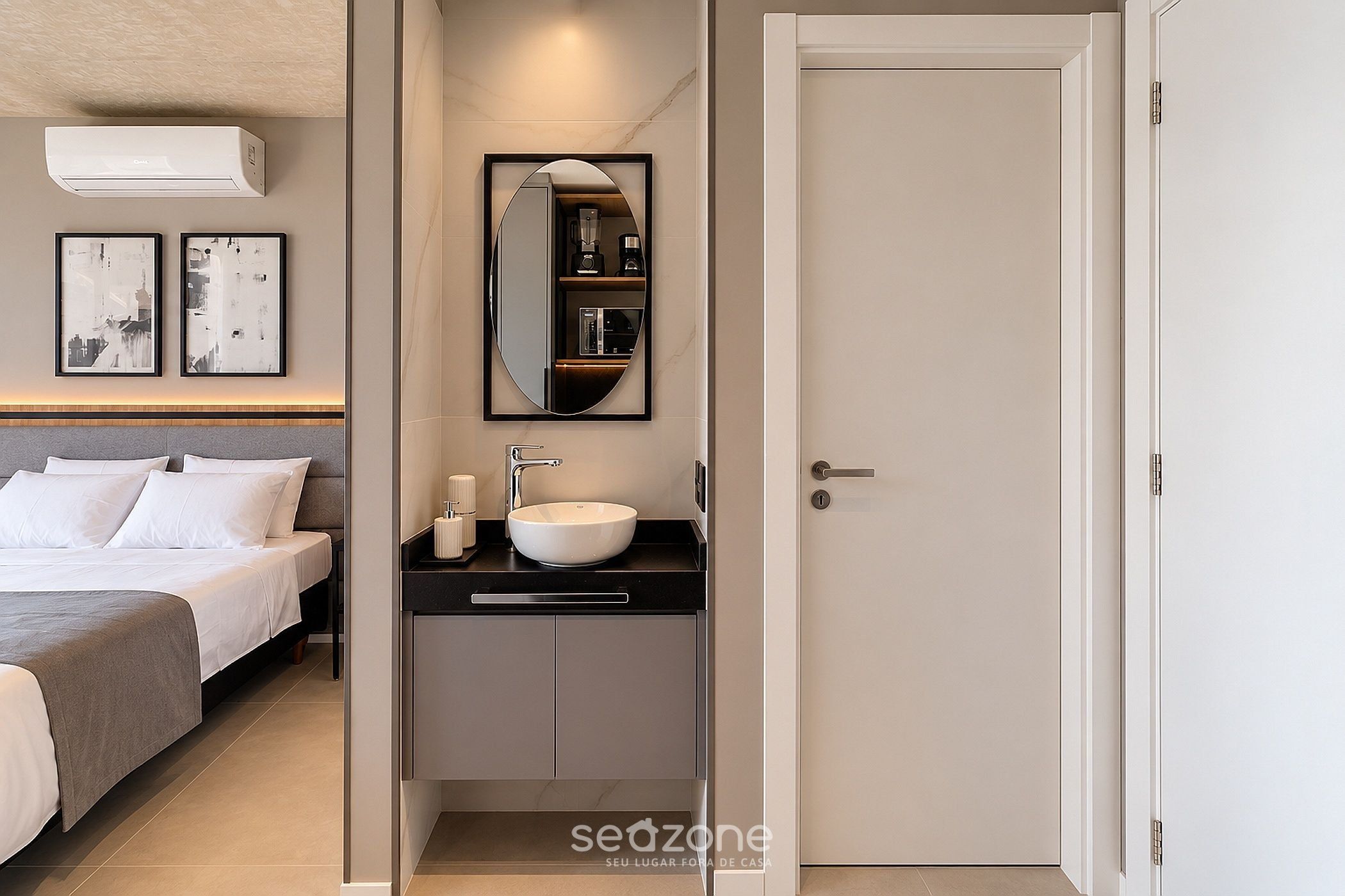 Een slaapkamer met een bed, een nachtkastje en een wandairconditioner.