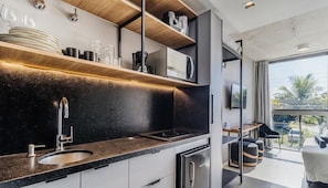 Basic Studio | Private kitchen | Mini-fridge, microwave, coffee/tea maker, cookware/dishes/utensils