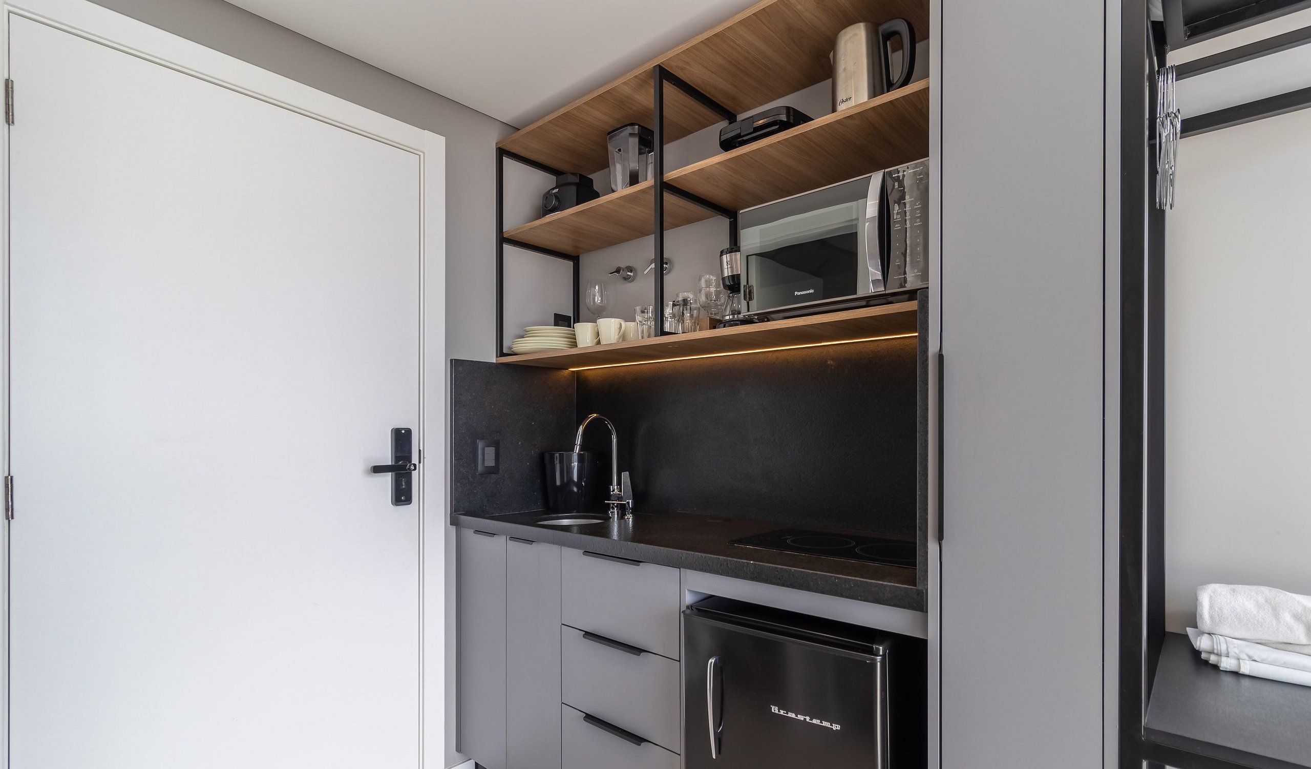 Apartment | Private kitchen | Coffee/tea maker, mini-fridge, microwave, cookware/dishes/utensils