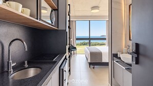 A modern kitchen with a built-in stove, a sink, and a countertop. - Spot Jurere sofisticação beira mar SPJs (Florianópolis)